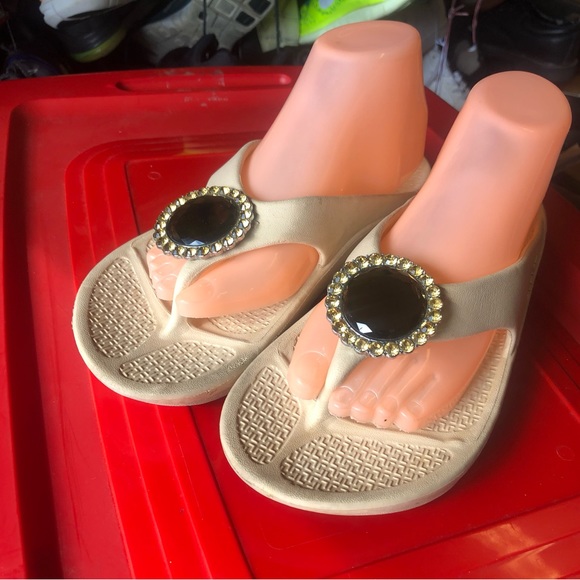 Telic Find Your Purpose Tan Rubber with Stone Sandals Size Medium - Picture 4 of 16